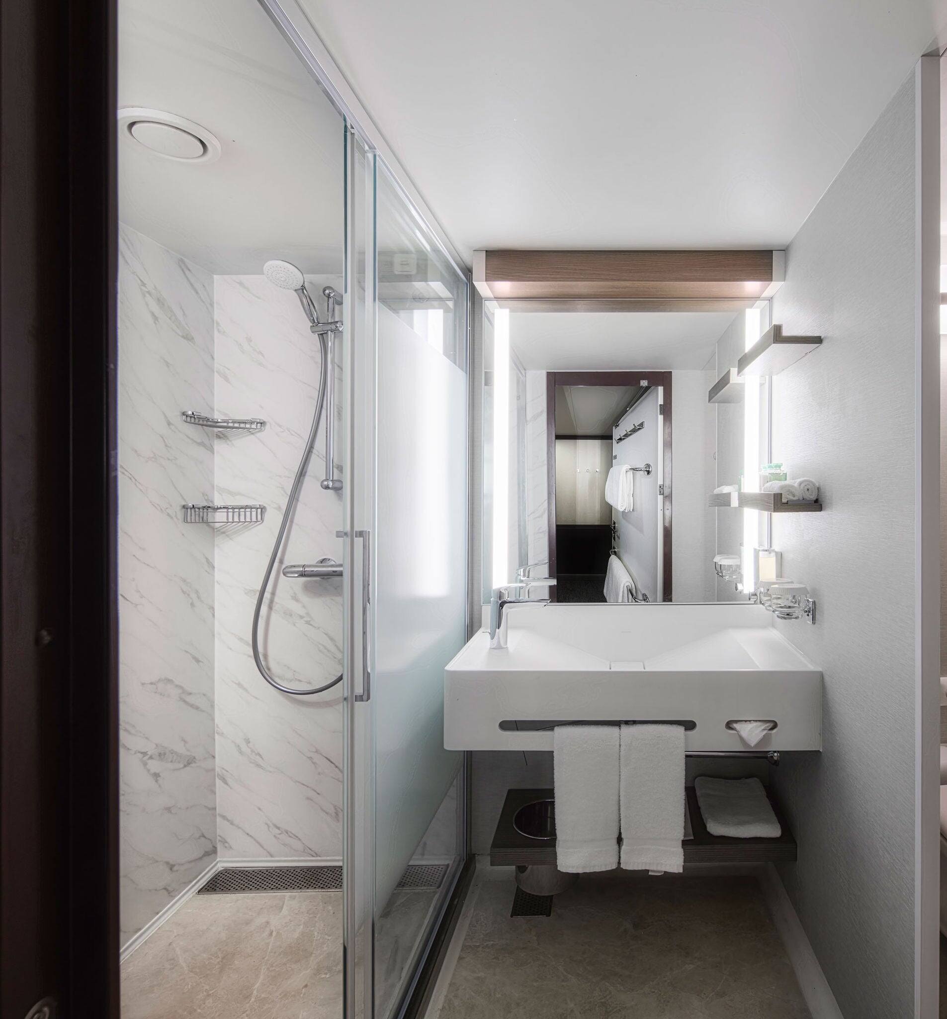 Forward Facing Deluxe Penthouse with Large Balcony, Norwegian Jewel