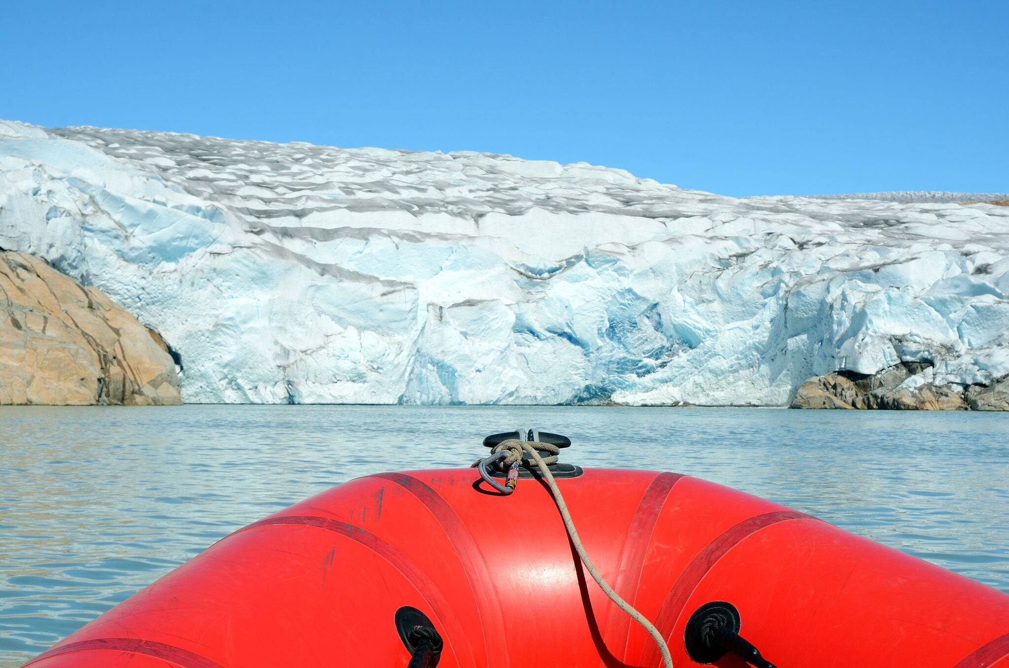 Navegar en un barco inflable entre los icebergs, Groenlandia.