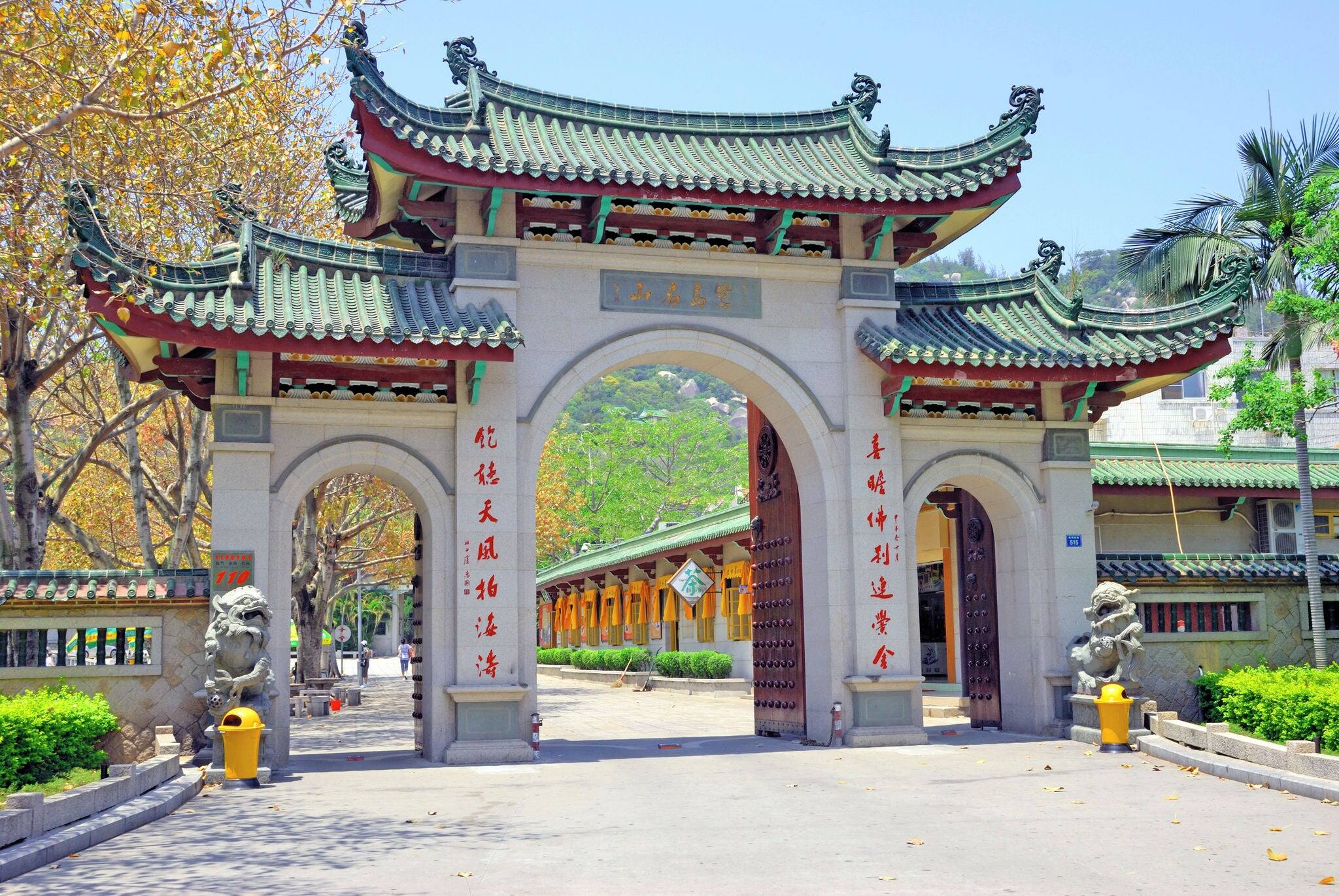 China Xiamen, old Nanputuo temple door