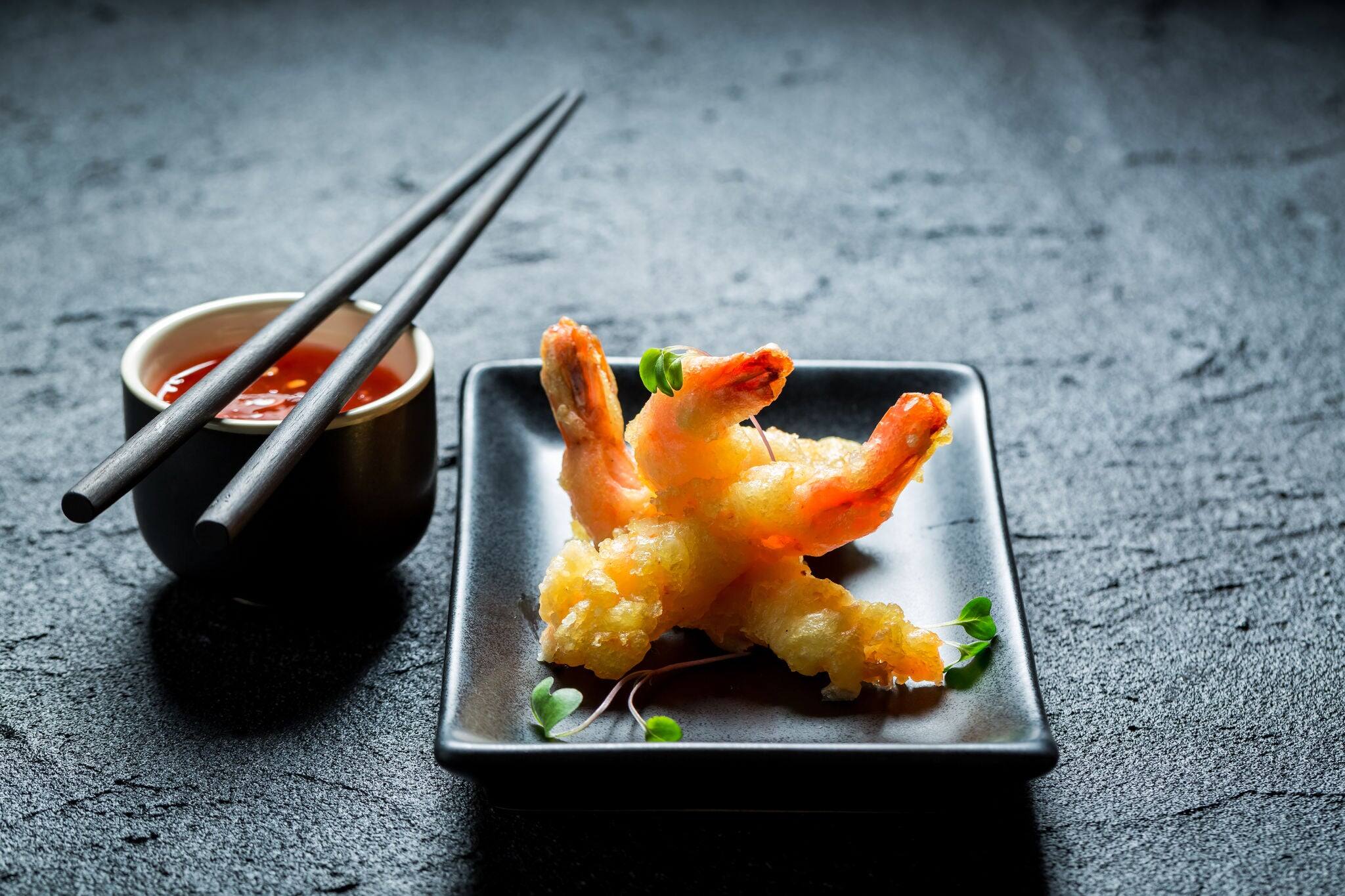 Hot shrimp in tempura with sweet and sour sauce