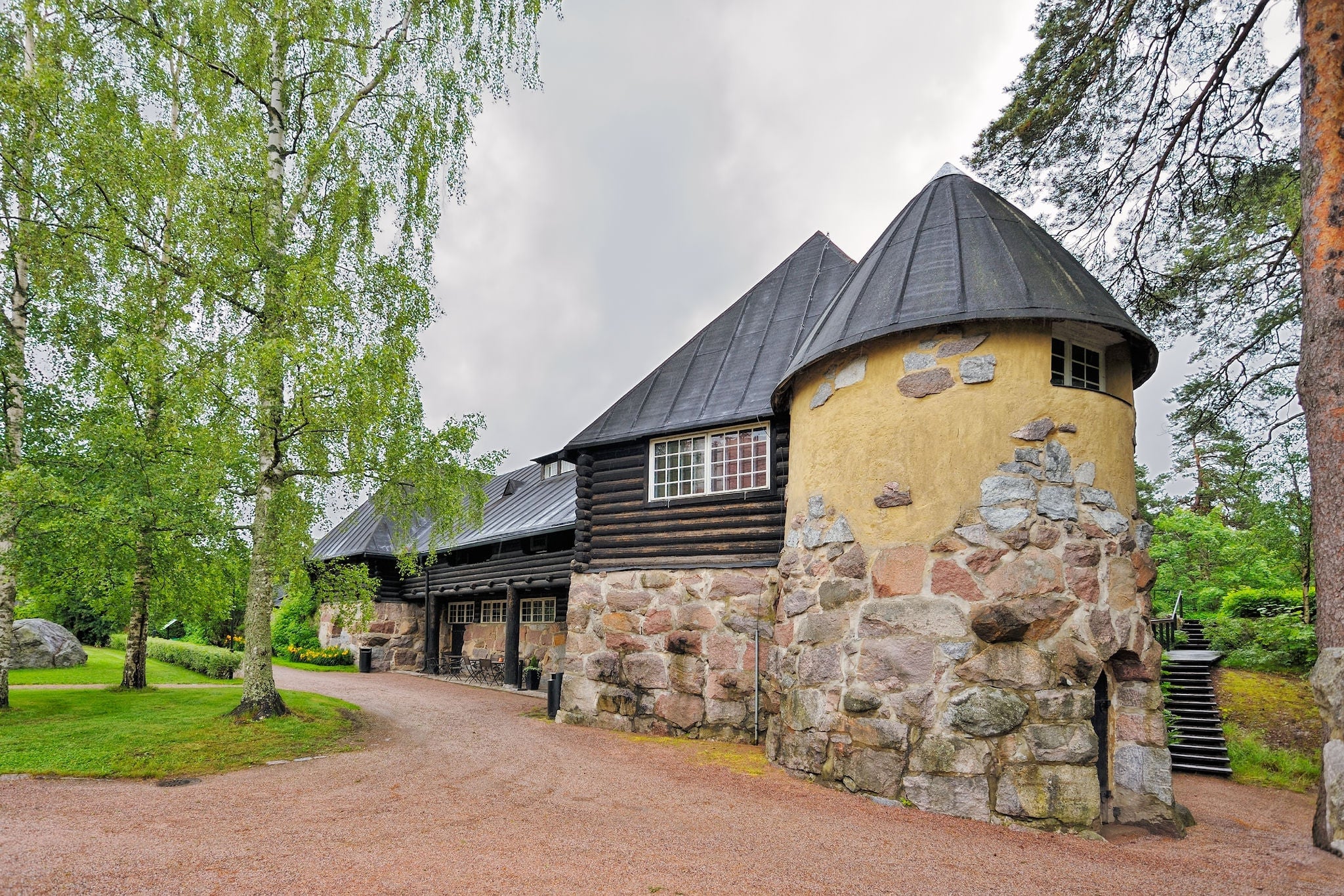Hvittrask was built  between 1901-1903 by architects Herman Gesellius, Armas Lindgren and Eliel Saarinen. The main building, designed in National Romantic style, built of logs and natural stone.