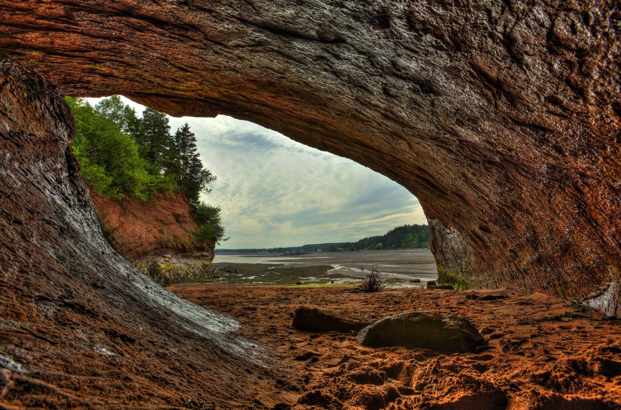 Imagen de cuevas y características costeras a baja marea de la Bahía de Fundy en St. Martins, New Brunswick, Canadá.