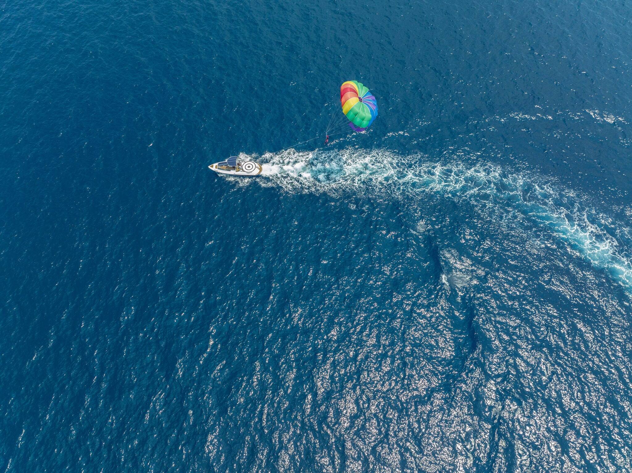 Vista aérea de un parapente en North Malé Atoll, Océano Índico.
