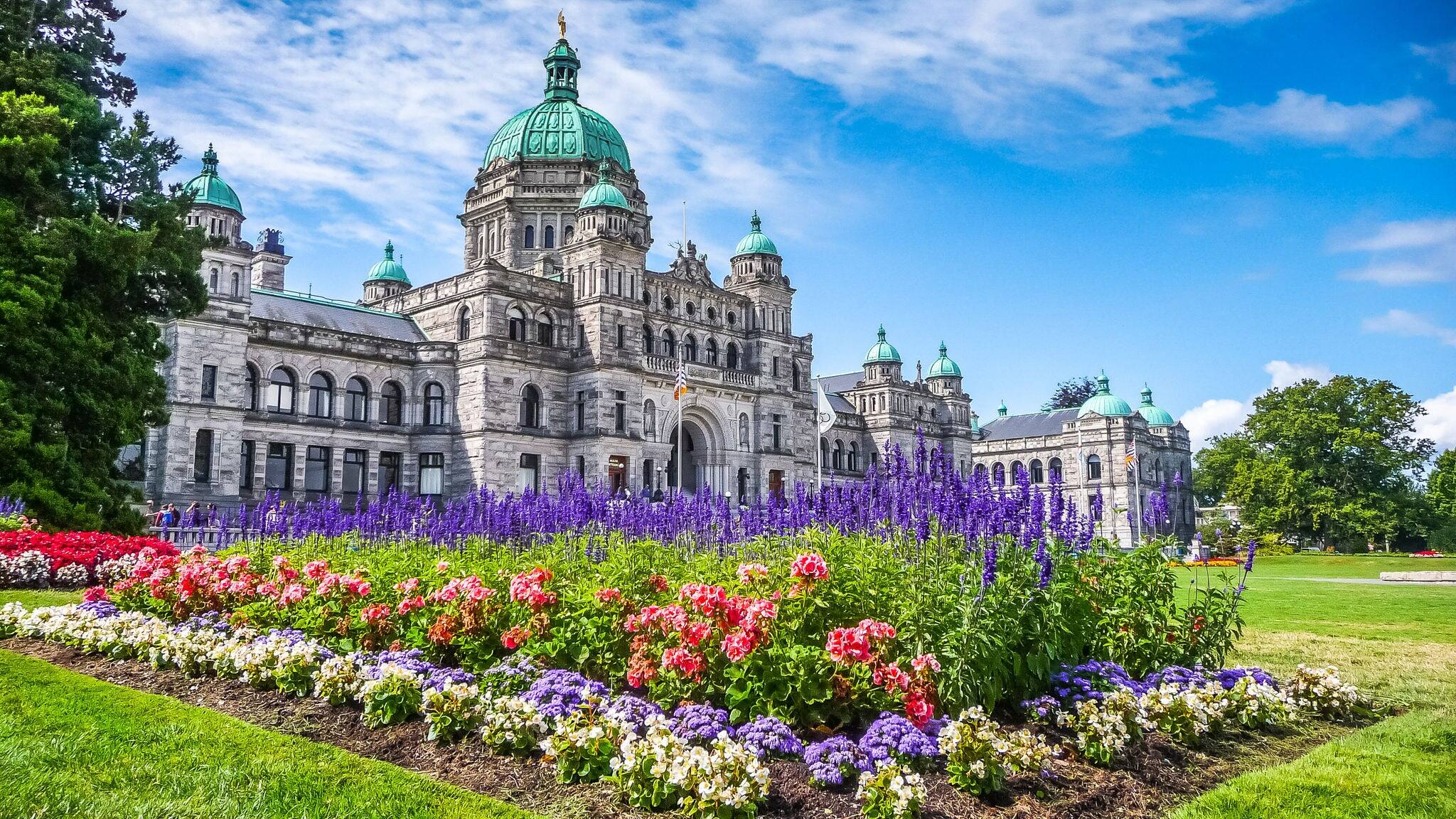 Beautiful view of historic parliament building in the citycenter of Victoria with colorful flowers on a sunny day, Vancouver Island, British Columbia, Canada