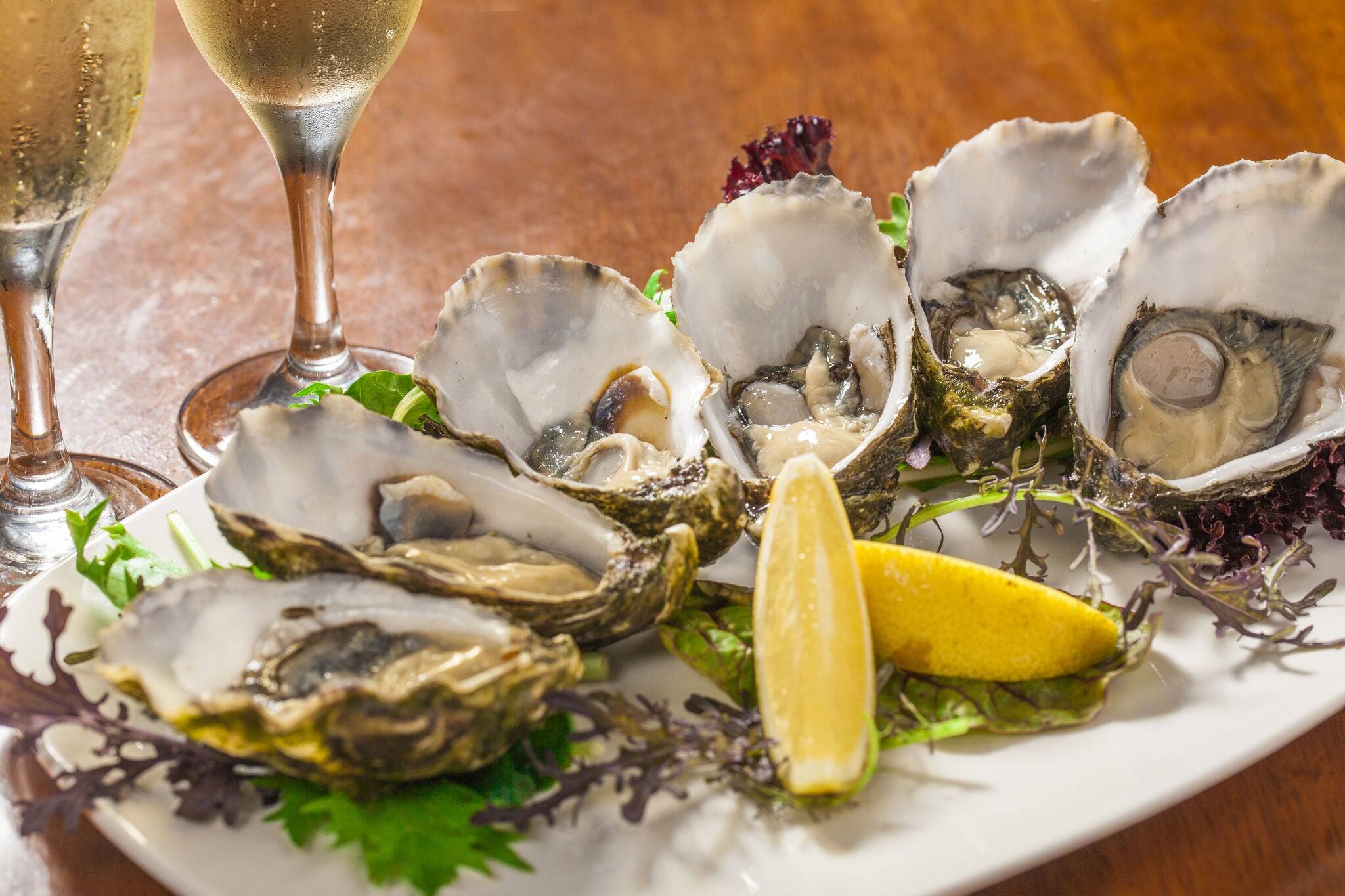 Fresh oysters with lemon wedge