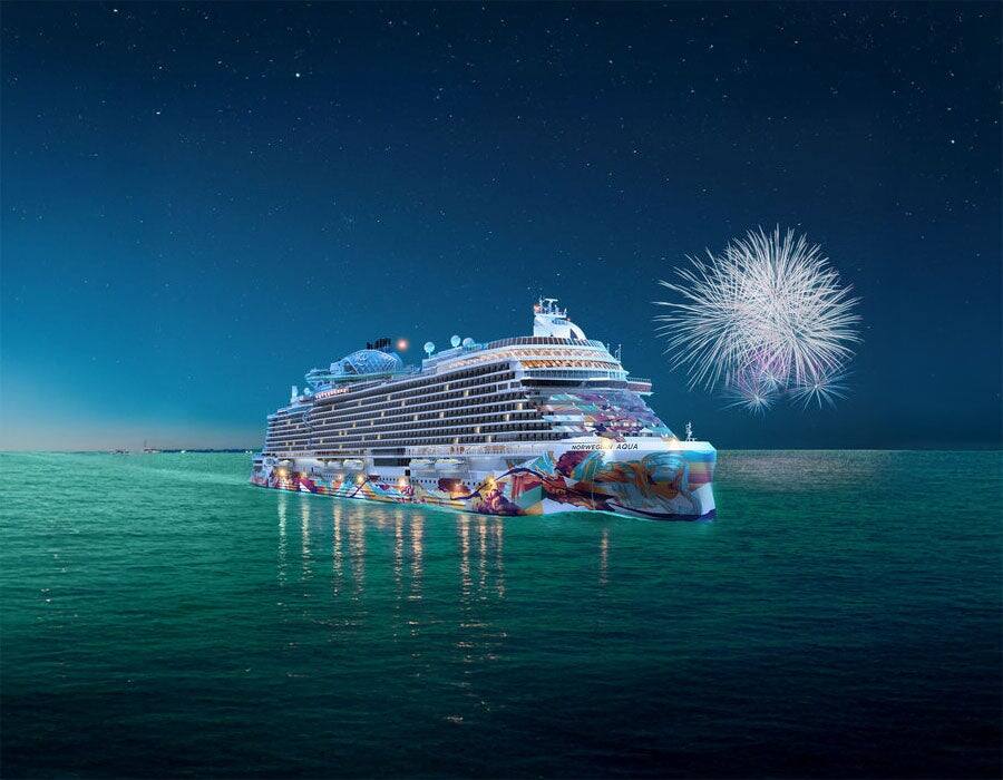 Norwegian Aqua con fuegos artificiales en el fondo