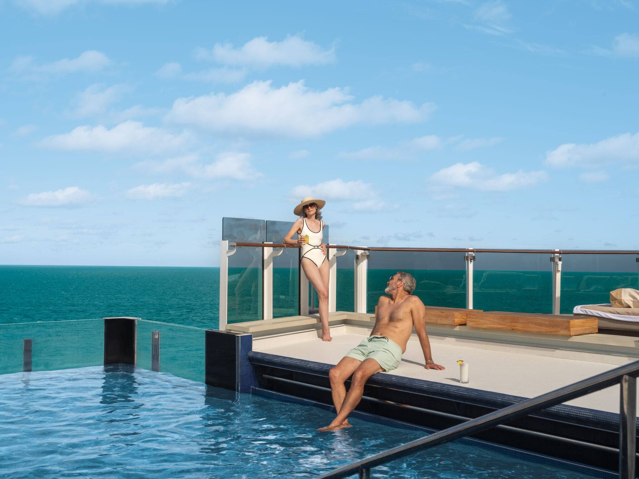 Pareja en la piscina. 