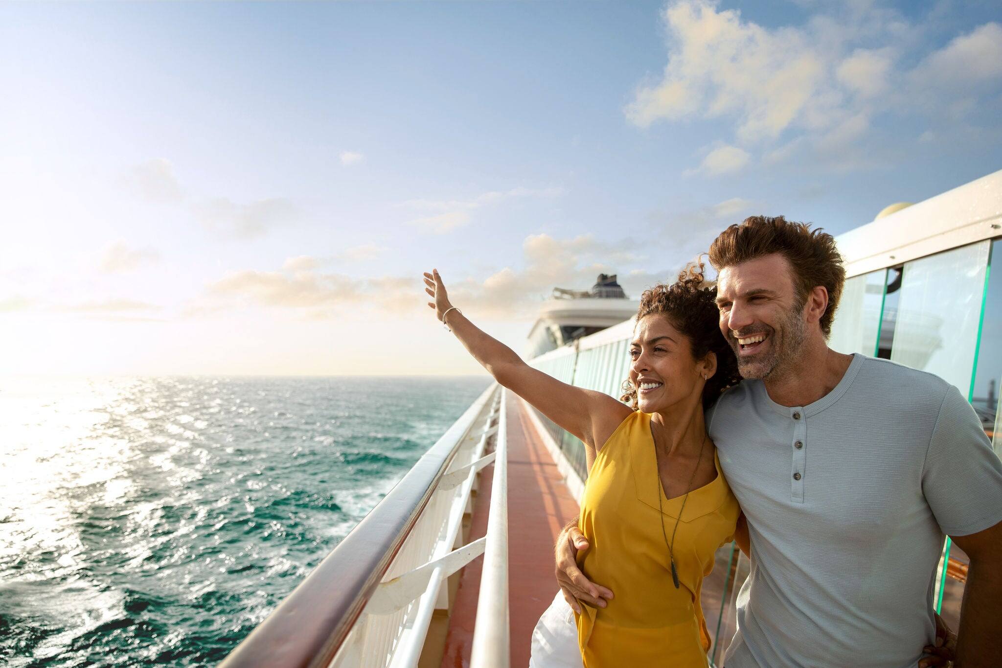 Pareja saludando al mar
