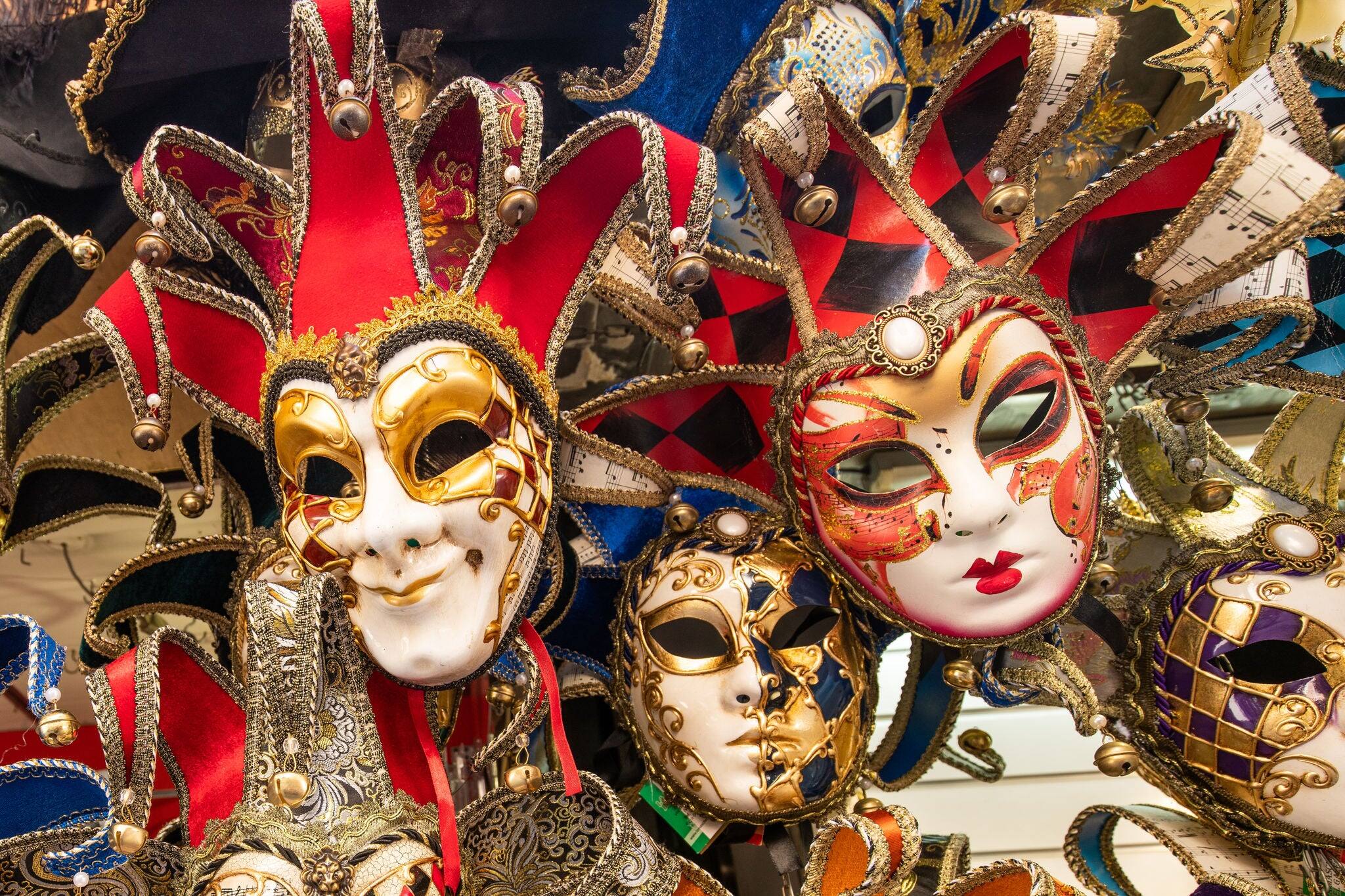 Mascarillas carnaval coloridas en Venecia, Italia