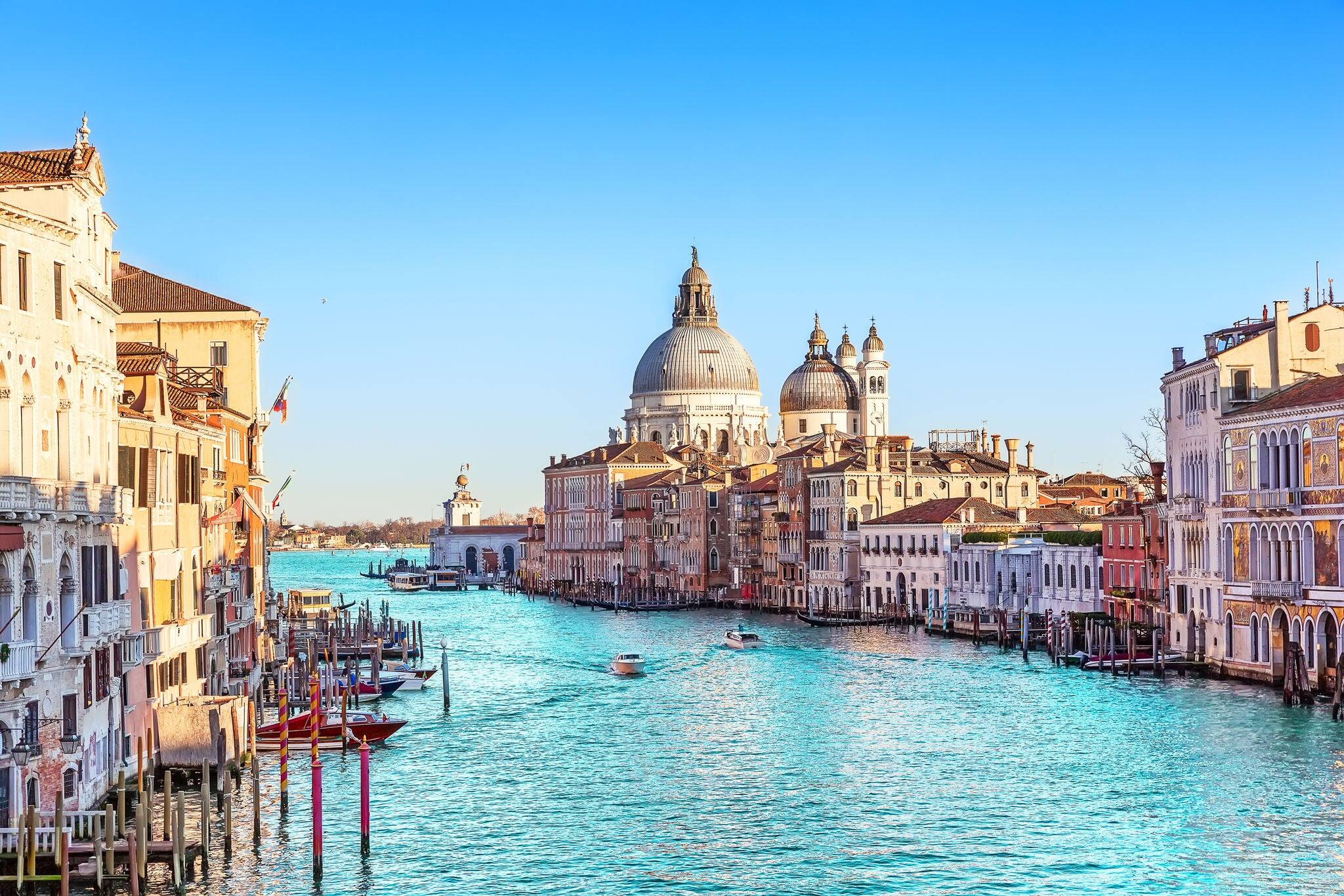 Hermosa vista del Gran Canal y la Basílica Santa María della Salute en Venecia, Italia.