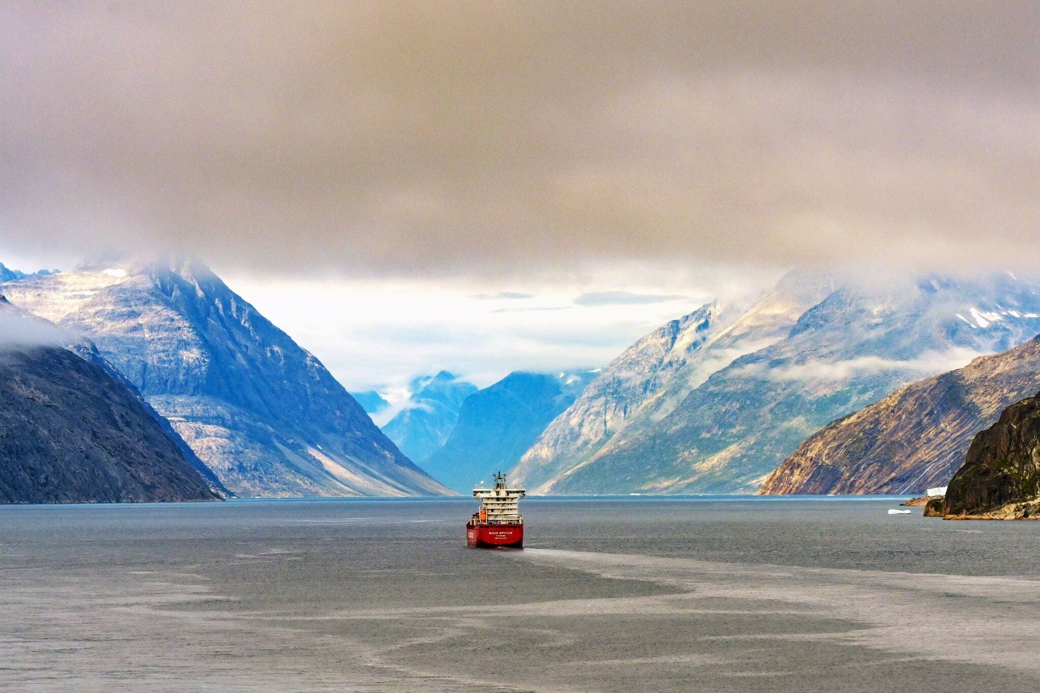 Vista panorámica del barco de suministro de carga Malik Arctica navegando por el fiordo Prince Christan Sound en Groenlandia. 