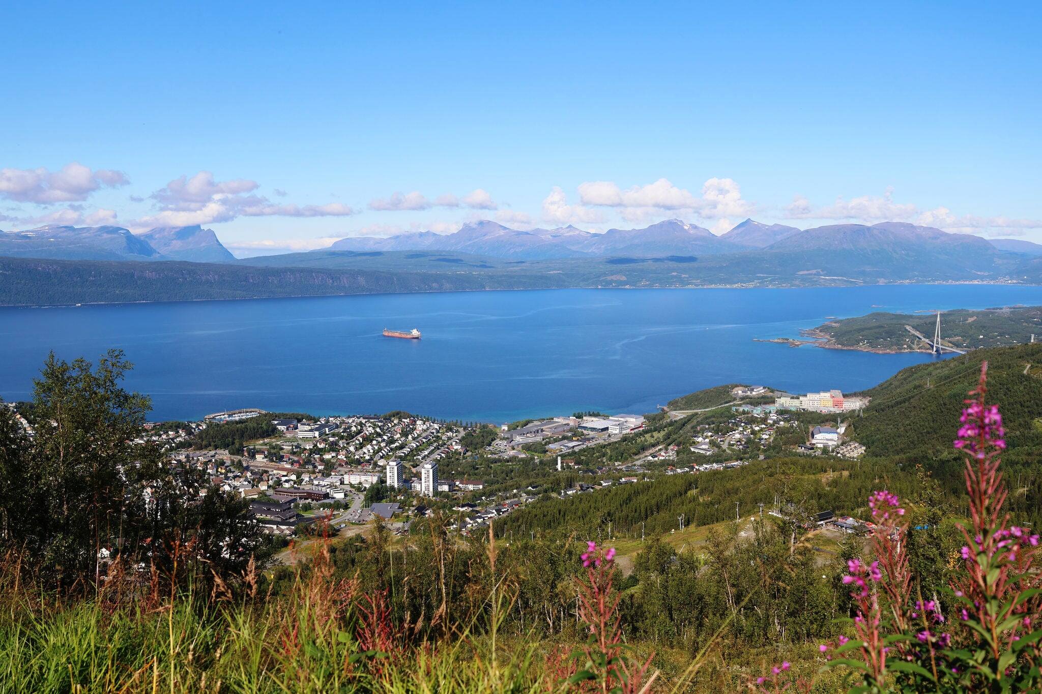 Vista de Narvik desde el camino hasta Narvikfjellet.