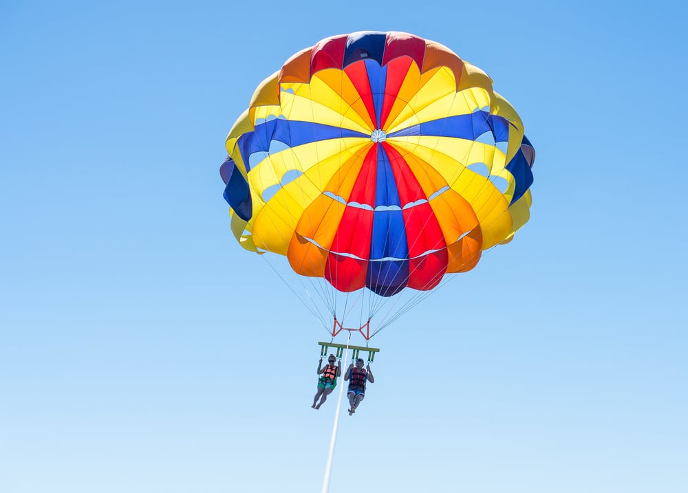 Enjoy Parasailing in The Caribbean Paranavegación en el Caribe